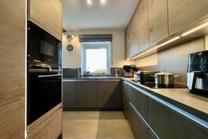 HOCHWERTIGES REIHENENDHAUS MIT GARTEN UND ÜBERDACHTER TERRASSE - PV-ANLAGE - GARAGE - FERNWÄRME – Burgkirchnerstraße 119, 84489 Burghausen – Vorschaubild 1