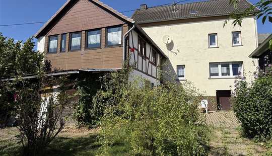 Bild von Ebertshausen: 
Haus mit Renovierungsbedarf, Garten, Hof und Doppelgarage