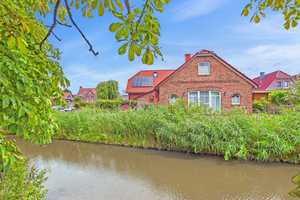 Greetsieler Rarität! Von Wasser umgebenes Ferienhaus in gefragter Lage – Aurich (Kreis) – Vorschaubild 2