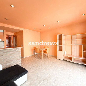 Wohnung zum Verkauf im Zentrum von Sant Pere Pescador mit Balkon und viel Licht