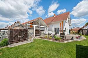 Familienidylle mit Garten & Kamin - Charmantes Einfamilienhaus mit viel Platz & zwei Garagen – Die vollständige Adresse der Immobilie erhältst du vom Anbieter., 72108 Rottenburg am Neckar – Vorschaubild 1