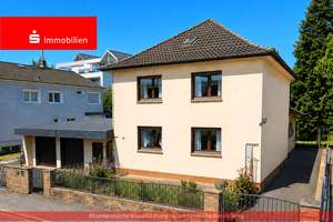 Großzügig. Grün. Vielseitig. – Zweifamilienhaus in begehrter Lage von Bürgel