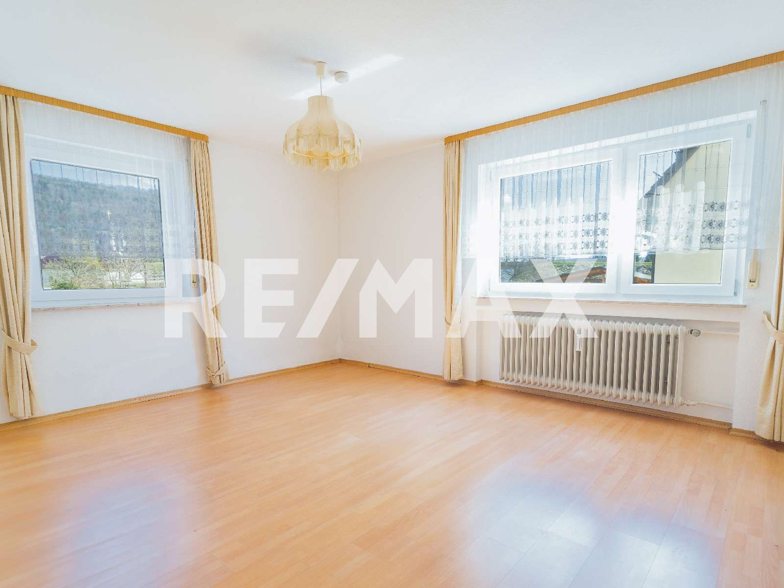 Immobilie in Rietheim-Weilheim - RE/MAX: Ruhig gelegenes Zweifamilienhaus* mit 3 Garagen!* 1 Einheit direkt bezugsfrei! - Bild 1