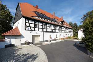Stilvolles Wohnen im Denkmal – Historische Doppelhaushälfte mit Charme in Schöpstal – Am Schloß 13, 2829 Görlitz (Kreis) – Vorschaubild 1