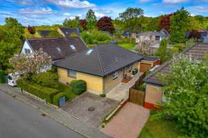 Flensburg/Westliche Höhe: Gepflegter 4-Zimmer-Bungalow mit Garage & kleinem Garten in ruhiger Lage – Flensburg – Vorschaubild 1