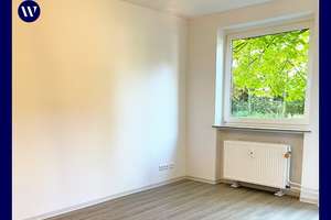 Frisch renoviert! 2-Zimmer-Apartment mit Balkon, neues Tageslichtbad mit Wanne, neuer Boden