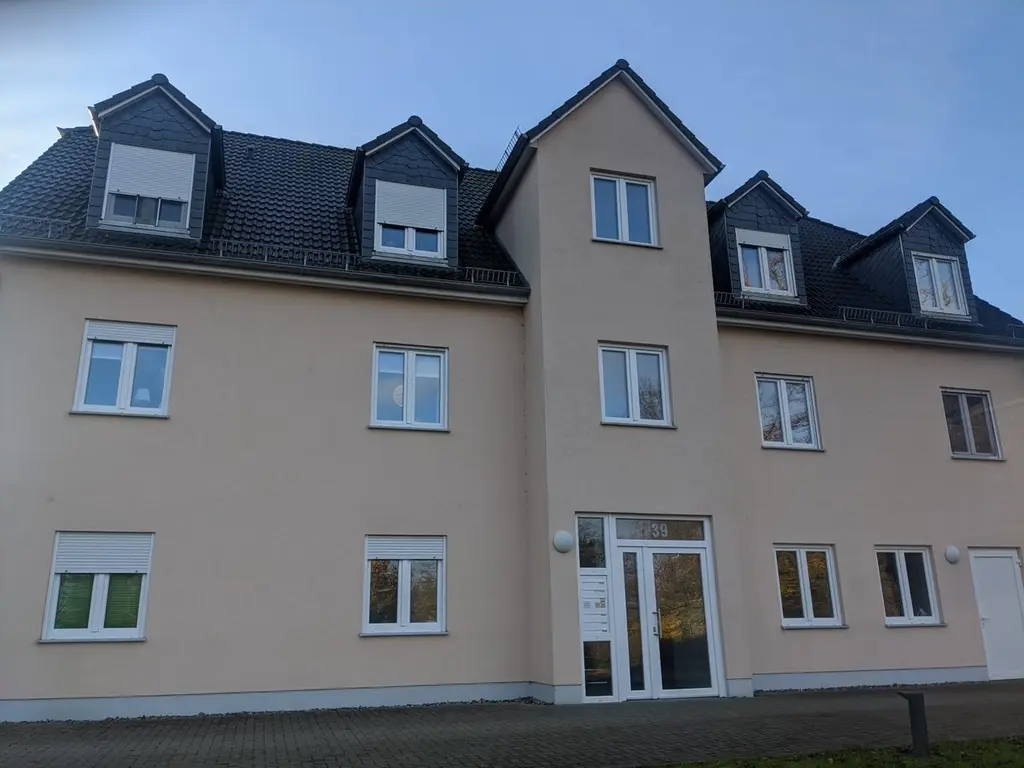 Exklusive 3-Zimmer-Wohnung mit Balkon - DG