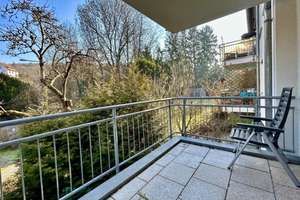 Freie 3-Zi.-EG-Whg. mit Blick ins Grüne, Balkon, EBK, Parkett, Bj. ca. 1996, TG-Stellplatz