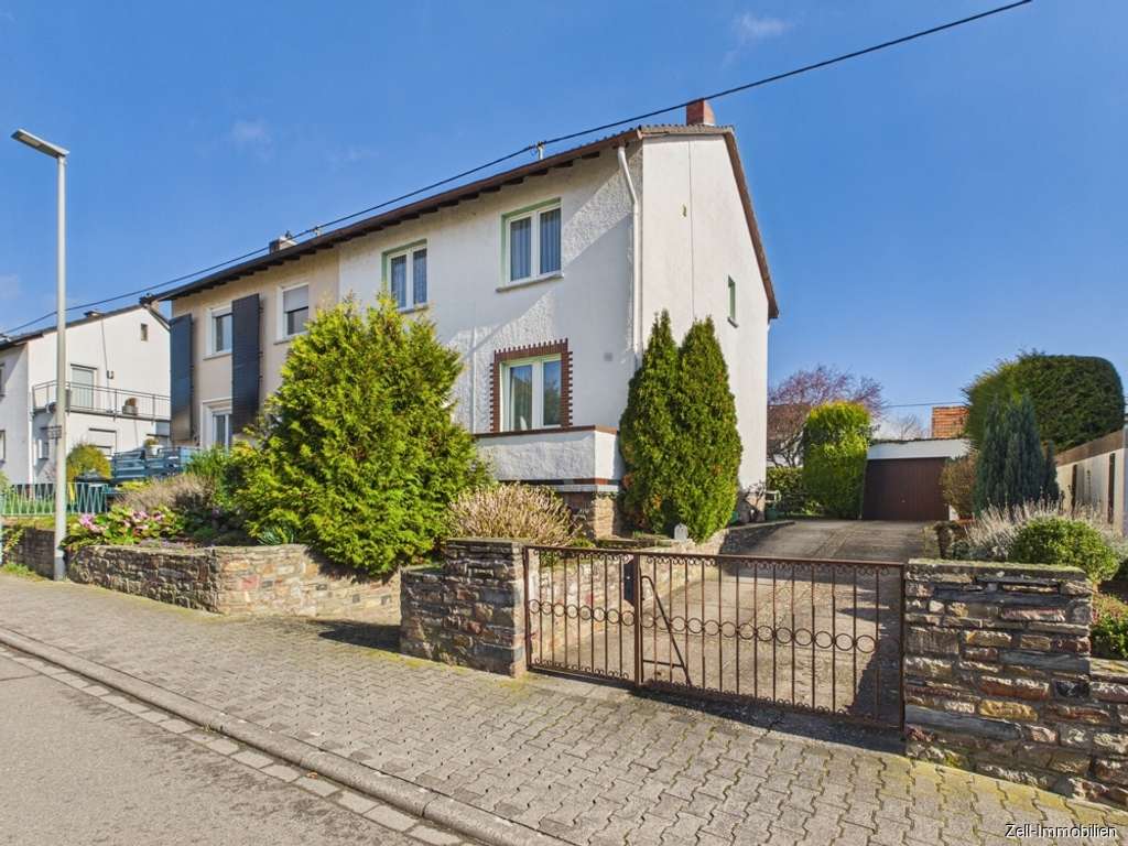 Immobilie in Geisenheim - Doppelhaushälfte zum Wohlfühlen mit schönem Garten in beliebter Wohnlage - Bild 0