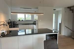 Exklusives Gartenhofhaus mit Garten, 2 Tiefgaragenstellplätzen und moderner Energietechnik – Die vollständige Adresse der Immobilie erhältst du vom Anbieter., 65207 Naurod, Wiesbaden – Vorschaubild 2