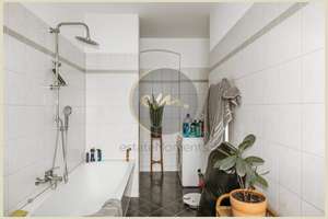 Nähe Mediaspree: Helle, moderne 2-Zimmer-Altbauwohnung mit Westbalkon, mögliche Bruttorendite 4,10 % – Die vollständige Adresse der Immobilie erhältst du vom Anbieter., 10245 Friedrichshain, Berlin – Vorschaubild 4