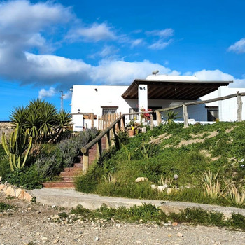 Freistehendes Haus mit Pool auf einem weitläufigen Grundstück von 10.880 m²