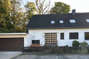 Attraktives Ein- bzw. Zweifamilienhaus in Traumlage von Neu-Isenburg mit Doppel-Garage – Die vollständige Adresse der Immobilie erhältst du vom Anbieter., 63263 Neu-Isenburg – Vorschaubild 1