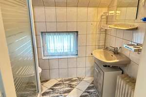 Gelegenheit: 2 Häuser m. ehem. Gastwirtschaft bzw. Büro od. Laden, ca. 300 m2, PV-Anlage + 3 Garagen – Die vollständige Adresse der Immobilie erhältst du vom Anbieter., 94265 Patersdorf – Vorschaubild 15