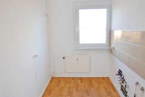 Bezug sofort möglich! 3-Raum-Wohnung, Badewanne, Aufzug, Balkon, PKW-Stellplatz! – Am Rosengarten 29, 6526 Sangerhausen – Vorschaubild 13