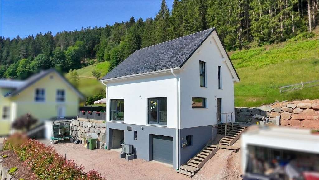 Immobilie in Hornberg - Modernes Wohnen mit Weitblick - Neuwertiges Einfamilienhaus mit großem Garten, Keller und Garagen - Bild 2