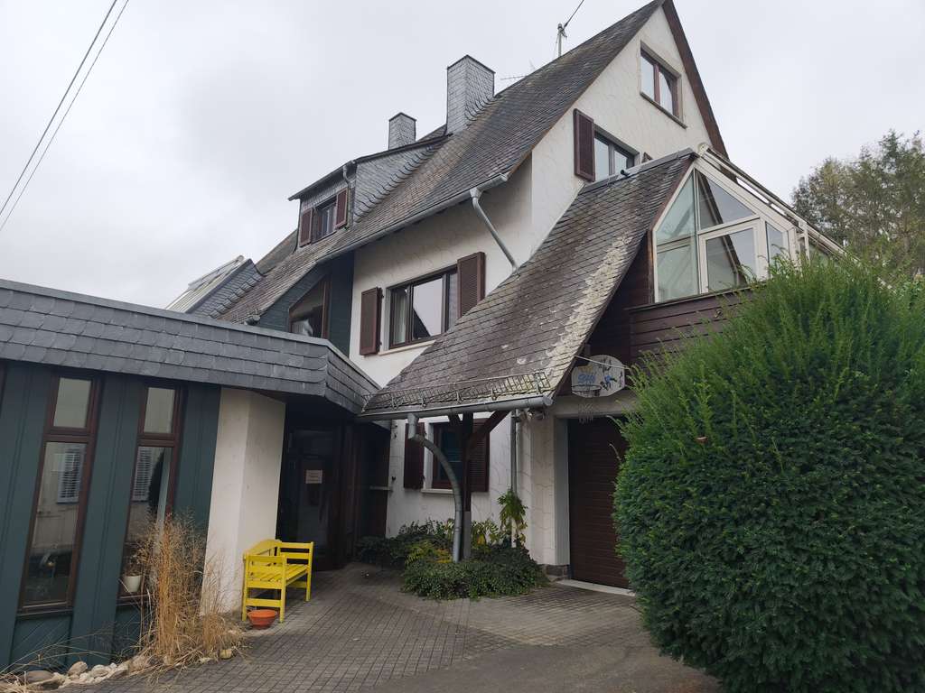 Arztpraxis freiwerdend, mit extravagantem Wohnhaus, direkt anfahrbar
