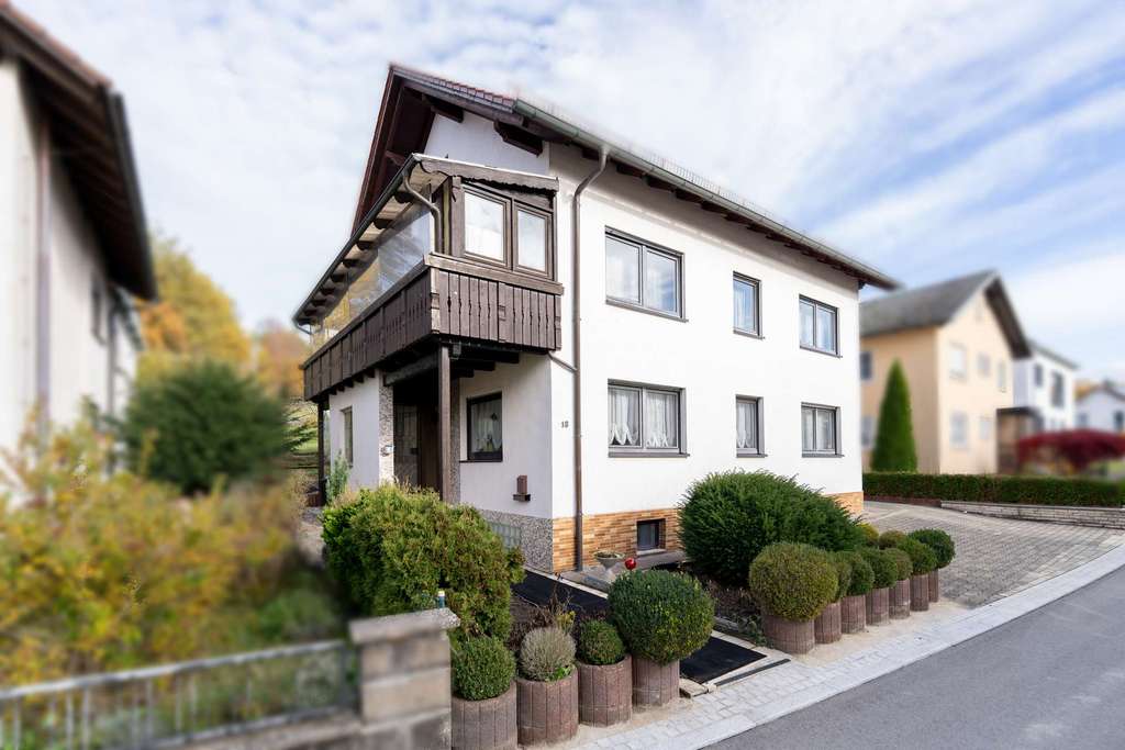 Immobilie in Sonnefeld - Großes Wohnhaus in ruhiger Lage von Sonnefeld! - Bild 0