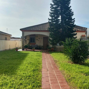 Prächtige städtische Villa in Los Gallos mit 1000 m2 Grundstück