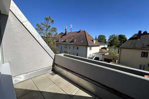 Investieren mit Perspektive! Vermietete 2-Zimmer-DG-Wohnung mit Südbalkon in Solln – Die vollständige Adresse der Immobilie erhältst du vom Anbieter., 81477 Obersendling, München – Vorschaubild 2