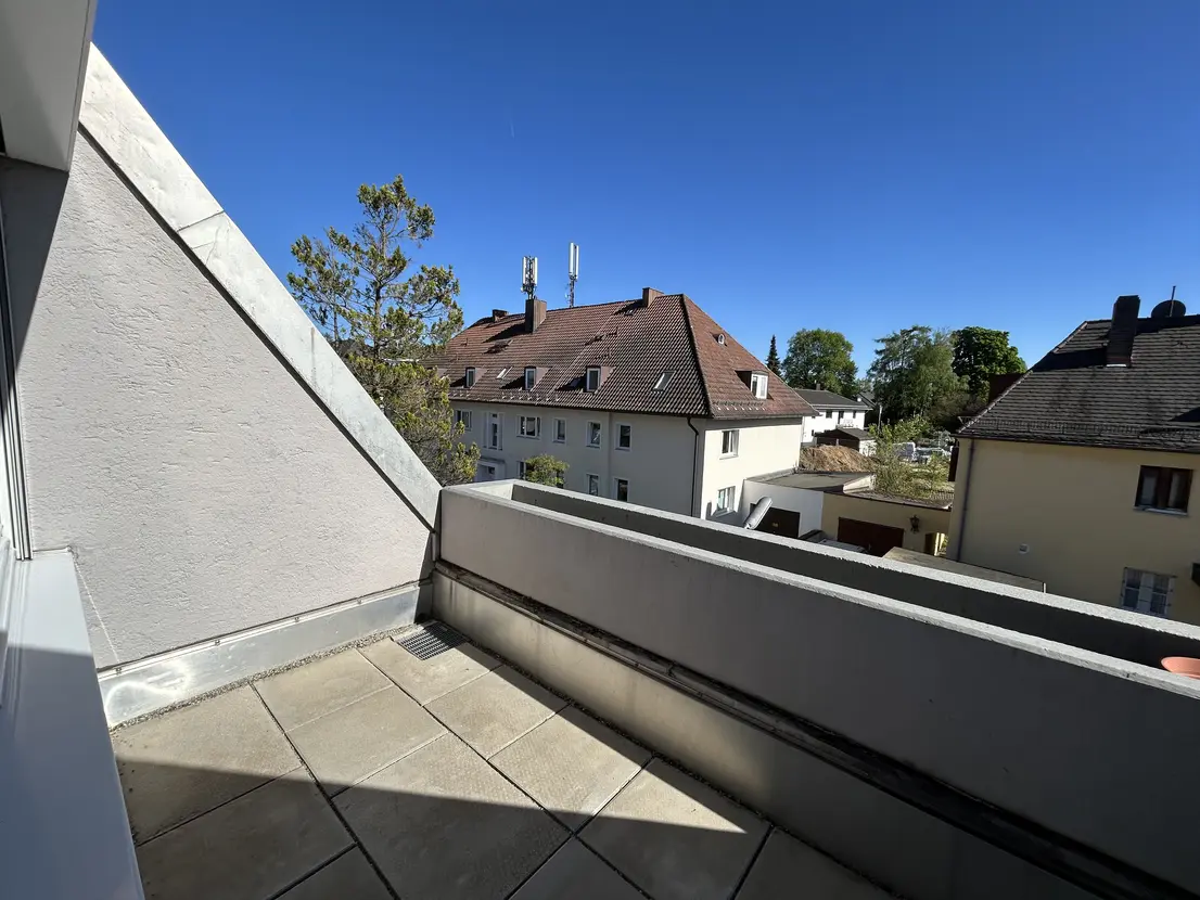 Investieren mit Perspektive! Vermietete 2-Zimmer-DG-Wohnung mit Südbalkon in Solln — photo 2