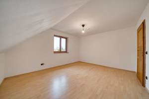 Bezugsfrei! Große 3-Zi.-DG-Whg. mit Südbalkon, Kachelofen und eigenem Gartenanteil, inkl. Garage – Die vollständige Adresse der Immobilie erhältst du vom Anbieter., 81739 Waldperlach, München – Vorschaubild 7