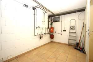 Viel Platz für die ganze Familie
EFH in Bonn-Heiderhof mit Terrassen, Garten und Garage – Die vollständige Adresse der Immobilie erhältst du vom Anbieter., 53177 Heiderhof, Bonn – Vorschaubild 44