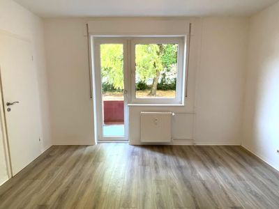 * FRISCH RENOVIERT - kleine Küche * Bad mit FENSTER * Balkon * einfaches Wohnviertel *