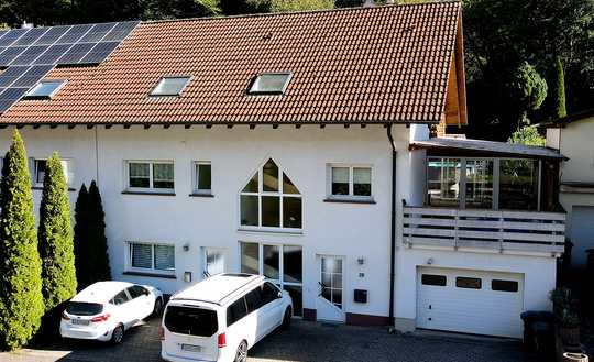 Modernisierte Doppelhaushälfte mit Einliegerwohnung und Traumlage am Waldrand