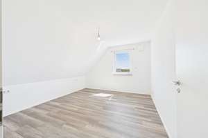 Attraktive Dachgeschosswohnung: 3 Zimmer, großer Balkon, EBK & TG mit Wallbox – Die vollständige Adresse der Immobilie erhältst du vom Anbieter., 75392 Deckenpfronn – Vorschaubild 16