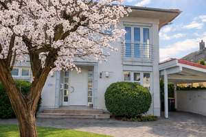 Helles, modernes Haus mit großem sonnigem Grundstück und Einliegerwohnung