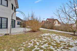 Exklusives Architektenhaus! Energieeffizientes EFH mit gepflegtem Garten in begehrter Lage – Die vollständige Adresse der Immobilie erhältst du vom Anbieter., 95463 Bindlach – Vorschaubild 3