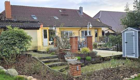 Bild von Einfamilienhaus-Einliegerwohnung mit großem Grundstück und Teich in ruhiger Lage“