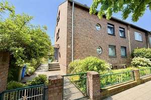 Helle 2 Zimmerwohnung mit Küche und Teilmöblierung.