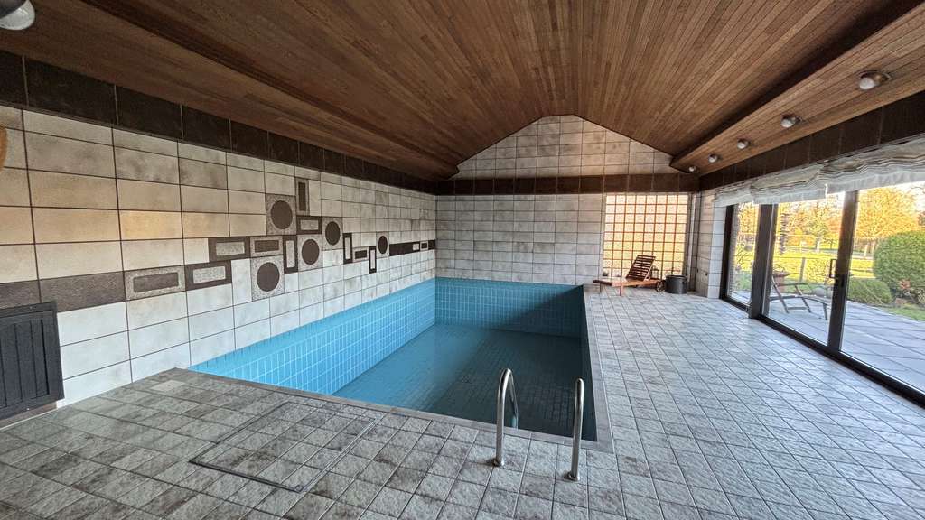 Immobilie in Schermbeck - Großzügiges Anwesen mit Schwimmhalle, Sauna und optionaler Grünlandfläche in Schermbeck-Damm - Bild 2