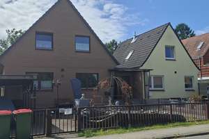 Idyllisches Wohnen: 2 Gemütliche Eigenheime mit Carport und grünem Garten