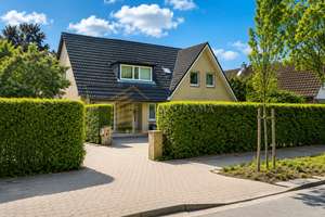 Charmante Doppelhaushälfte in Hamburg-Sasel mit Garten, Terrasse, Garage & Entwicklungspotenzial