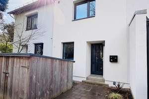 Energetisch modernisiertes Reihenhaus mit 3 Etagen in Hamburg-Lokstedt