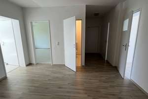 4 Zimmerwohnung mit Blick ins Grüne, Balkon und Gäste WC – Karlsruher Straße 11, 30519 Mittelfeld, Hannover – Vorschaubild 3