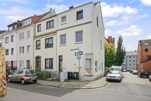 Bremen - Neustadt
| Reihenendhaus als Kapitalanlage mit 8 Zimmern in top Lage – Die vollständige Adresse der Immobilie erhältst du vom Anbieter., 28199 Hohentor, Bremen – Vorschaubild 2