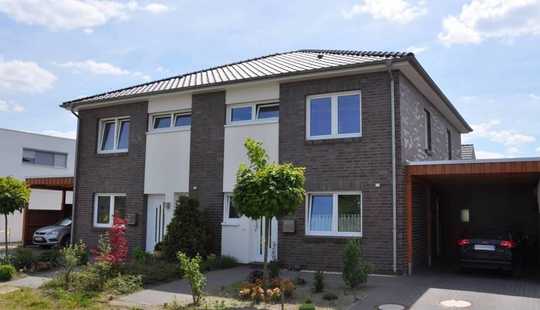 Bild von Neubau Doppelhaushälfte im Stil einer Stadtvilla in Augustfehn!
