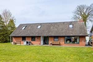 Einfamilienhaus in Klein Pampau -                             Haus mit Herz, Gartenidylle und Dop...