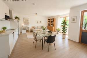Traumhafte 2 Zimmer Wohnung mit Blick ins Grüne, EBK und TG Stellplatz