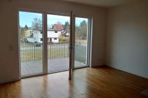 Innerhalb einer Stadtvilla helle schöne freie Wohnung mit Balkon u. Stellplatz in Berlin-Mahlsdorf