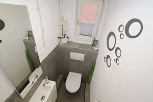 Zentral | Modern | Geräumig 

Charmantes Zweifamilienhaus mit Traumgarten – Die vollständige Adresse der Immobilie erhältst du vom Anbieter., 93176 Beratzhausen – Vorschaubild 16