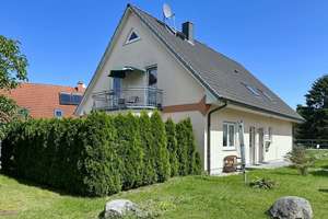 Großzügiges Wohnhaus direkt an der Ostsee – ideal für Familien, Mehrgenerationen und Kapitalanleger – Die vollständige Adresse der Immobilie erhältst du vom Anbieter., 23968 Hohenkirchen – Vorschaubild 1