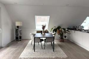 Moderne 4-Zimmer-Dachgeschosswohnung mit Loggia, TG-Stellplatz & Wallbox - Energieklasse A+ – Spessartstraße 36, 63128 Dietzenbach – Vorschaubild 1
