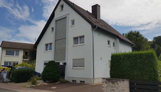 Bild von Mehrfamilienhaus mit 4 Wohnungen und großen Balkonen mit Waldblick in Bad Vilbel