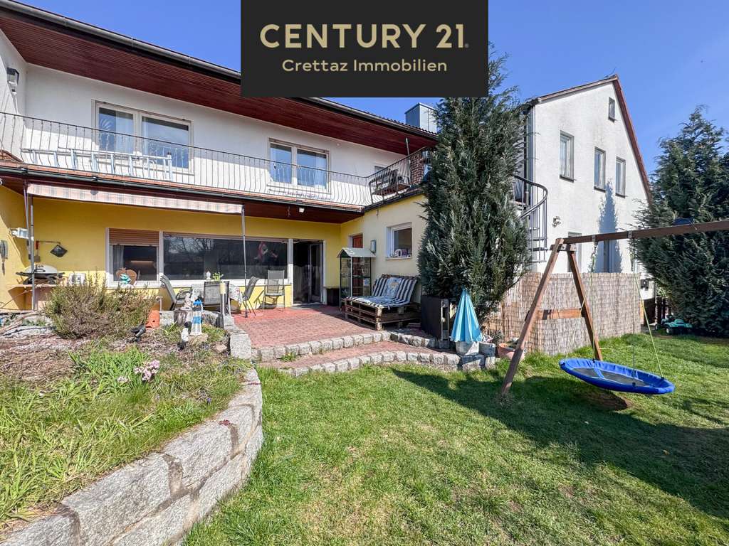 Immobilie in Michelau in Oberfranken - Wohnen, vermieten oder beides – vielseitiges Haus mit 3 Wohnungen, Garten und Garage - Bild 0