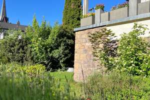 Großzügige, helle 2,5-Zimmerwohnung mit Küche, Balkon, Garten und Stellplatz